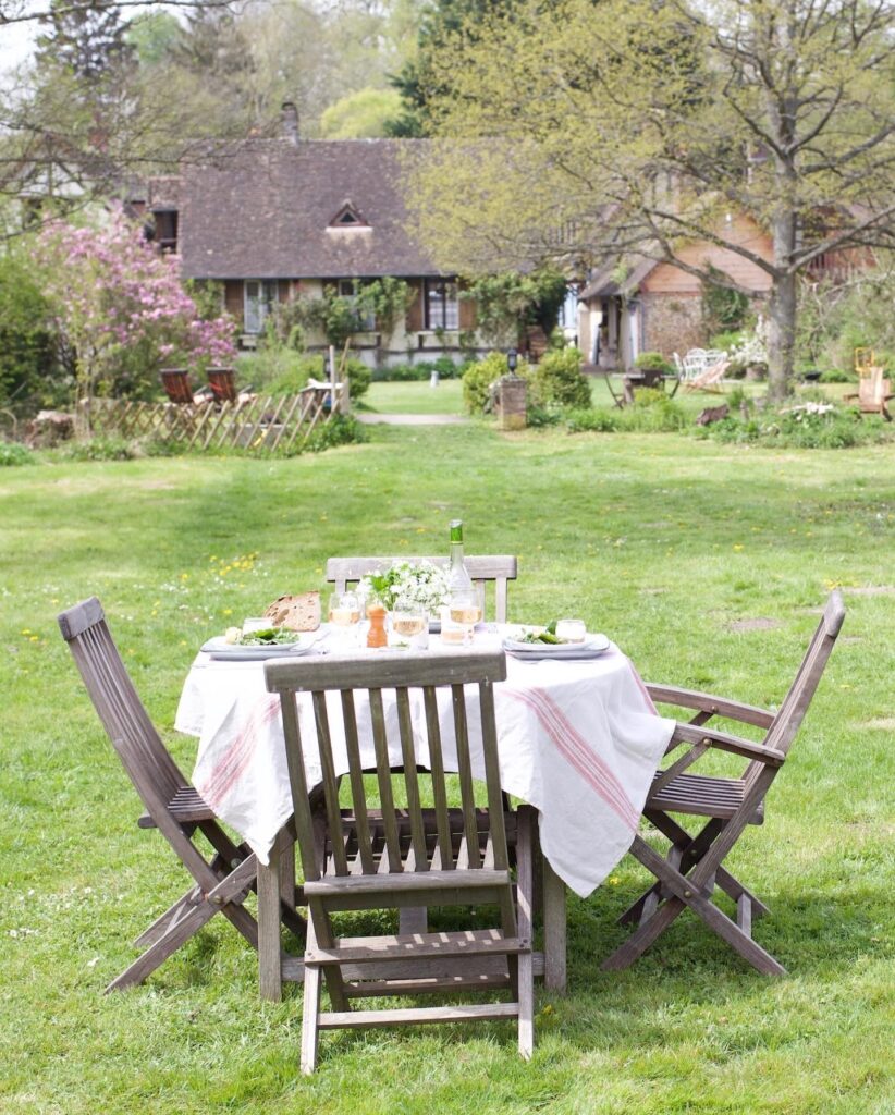 La Lévrière chambres d'hôtes table d'hôtes dans le jardin