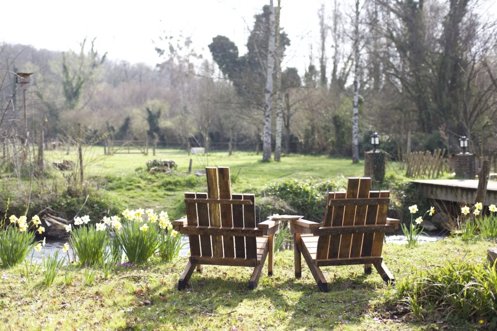 La Lévrière chambres d'hôtes notre jardin avec rivière